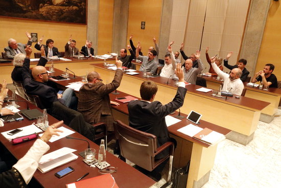 Tots els grups, excepte la CUP, votant a favor dels pressupostos de la Diputació de Girona al ple de 15 de novembre del 2016
