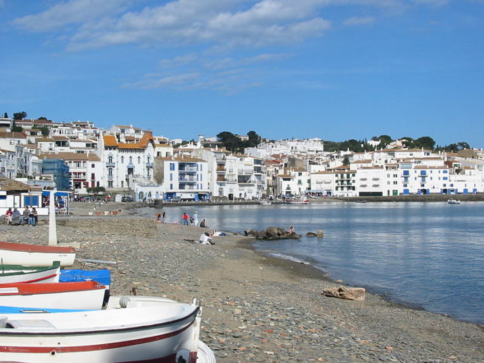La Platja Gran de Cadaqués / Gabriele Delhey