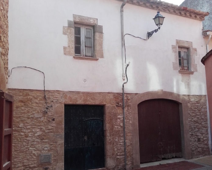 una de les dues cases del carrer del Farmacèutic Mató