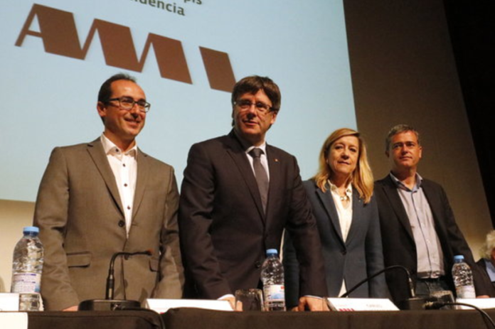 El president Puigdemont (al centre), l'alcalde de Palamós Lluís Puig (esquerra) i dirigents de l'AMI