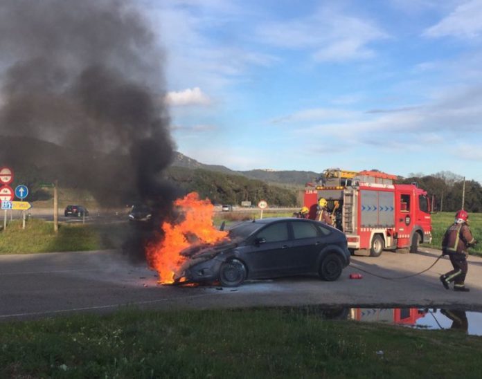 S'incendia un cotxe amb radar dels Mossos a Sant Feliu de Guíxols
