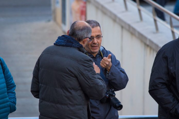 Albert Gómez i Josep Piferrer parlen el 30 d'abril a la Festa Holi de Can Mario de Palafrugell, en el marc del festival Flors i Violes, dies abans de presentar la moció de censura / Pau Punseti