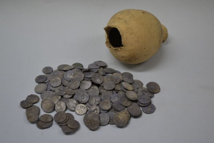 Troben-monedes-plata-segle-Empuries_1616848518_32877228_1000x667