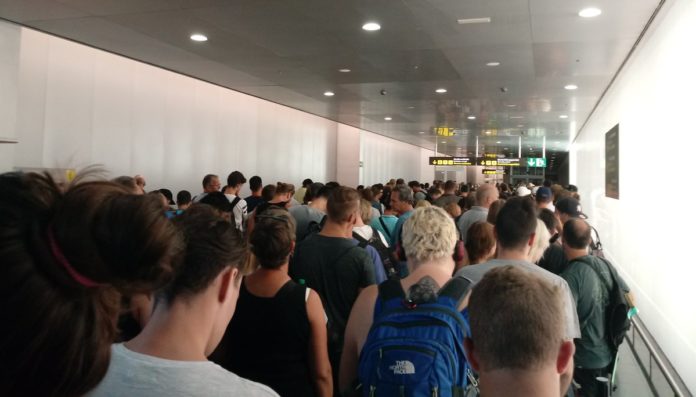 Cues a l'aeroport del Prat - Foto: Joan Buades (Twitter)