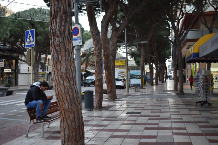 Avinguda del Cavall Bernat Platja d'Aro, un passeig amb diverses botigues | Imatge d'arxiu