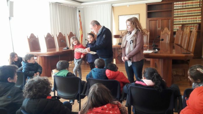Begur tindrà Capgrossos. Joan Loureiro amb els alumnes de l'Escola Doctor Arruga. Begur tindrà Capgrossos. Joan Loureiro amb els alumnes de l'Escola Doctor Arruga.