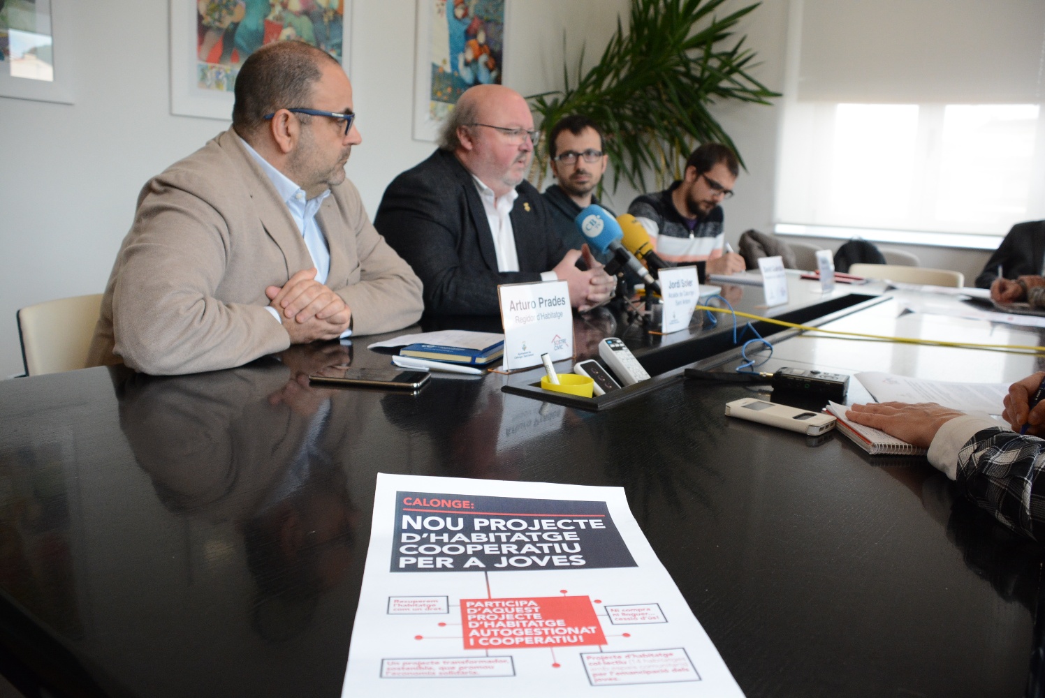 Durant la presentació del projecte d'habitatge cooperatiu a Calonge