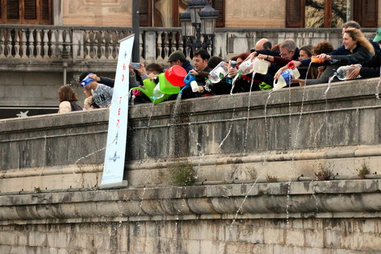 Omplen el riu Ter amb galledes 2 Omplen el riu Ter amb galledes a Girona