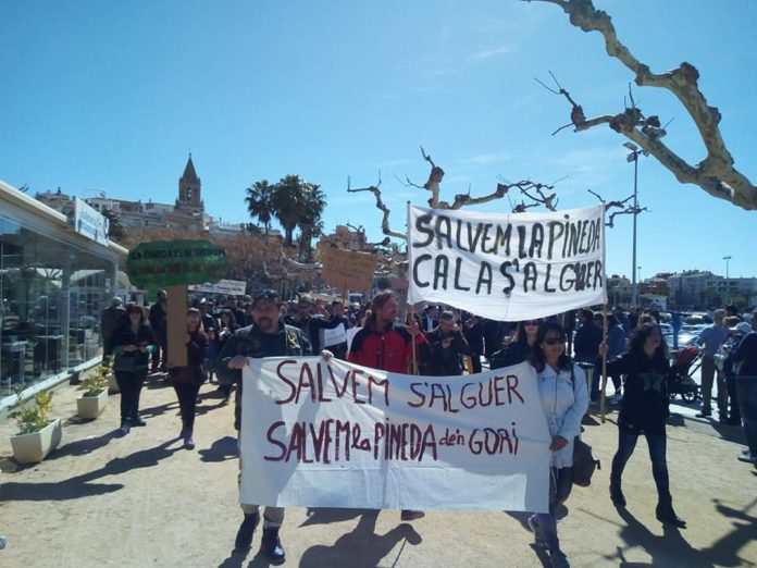 La plataforma Salvem la Pineda d'en Gori s'ha manifestat als carrers de Palamós / Autor: Revista del Baix Empordà