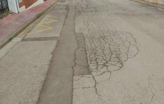 Vista general del tram del carrer del Montgr&iacute; a re-pavimentar. Es pot veure un dels flonjalls a reparar | Imatge de l'Ajuntament