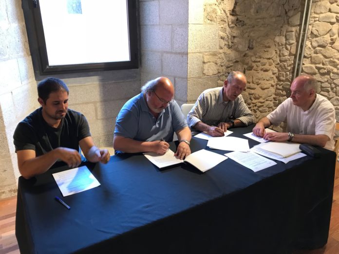 LA SIGNATURA DEL CONVENI. D'esquerra a dreta, Joan Rosselló, Jordi Soler, alcalde de Calonge i Sant Antoni, i Lluís Molla president de la Fundació Remença XXI
