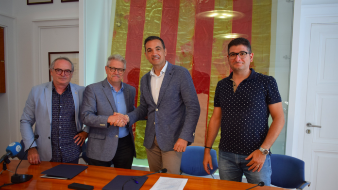 A la imatge, el regidor de Turisme, Salvador Calabuig, el director general de la Volta, Rubèn Peris, l'alcalde de Sant Feliu de Guíxols, Carles Motas i el regidor d'Esports, David Oliveras