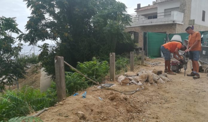 Operaris arreglant la barana del camí de ronda a Palamós | Imatge de l'Ajuntament