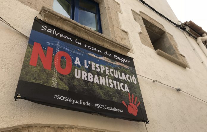 Pancarta reivindicant l'aturada amb l'especulació urbanística a Begur | Imatge de Gerard Escaich