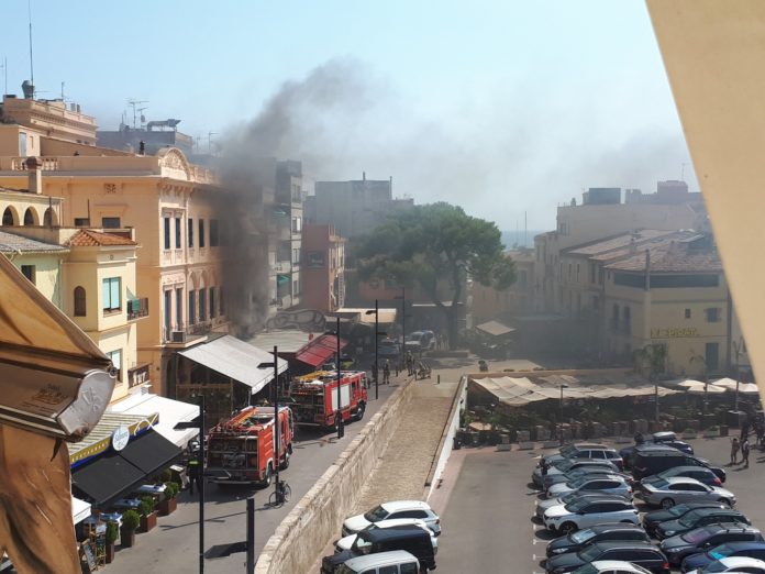 Els Bombers han desallotjat el local per precaució. Foto: Miquel Strubell