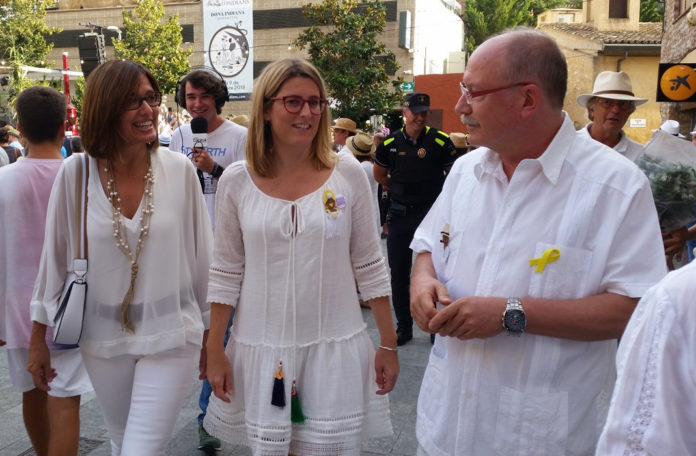 Elsa Artadi i Joan Loureiro a la Fira d'Indians de Begur Elsa Artadi i Joan Loureiro a la Fira d'Indians de Begur | Imatge de l'Ajuntament de Begur