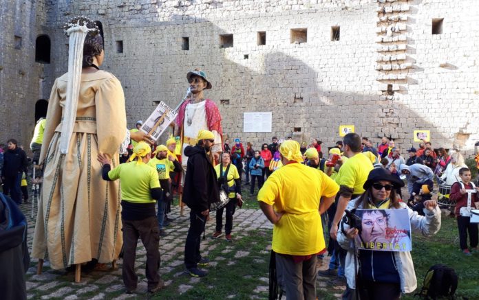Gegants Torroella Dolors Bassa Moment del ball dels gegants dalt del Castell de Torroella de Montgrí | Imatge de Joan Gasull