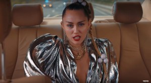 Mark Ronson estrena &lsquo;Nothing Breaks Like A Heart&rsquo; amb Miley Cyrus