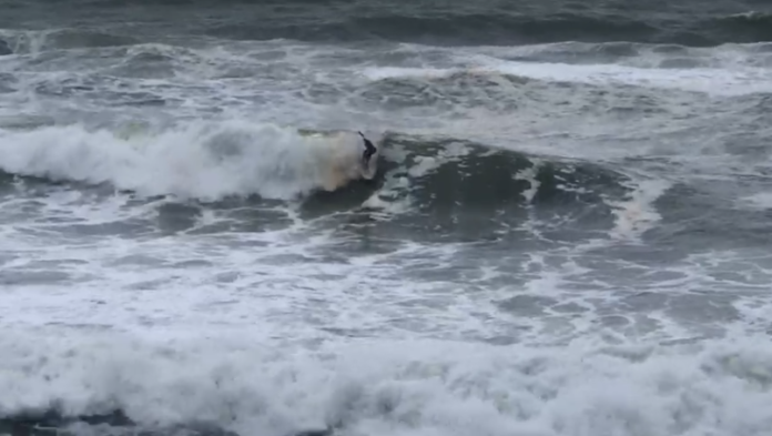 Un home surfeja a Sa Riera | Imatge de Ràdio Capital