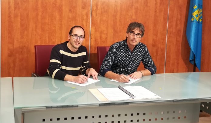 Acte de signatura del conveni que varen realitzar l'alcalde de Palamós, Lluís Puig, i el director de l'escola Vedruna, Mario Mercader