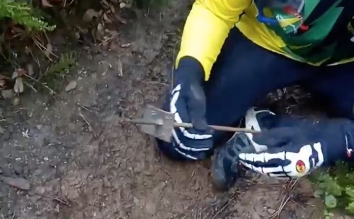 Trampes per a ciclistes a les Gavarres Fotograma del vídeo denúncia de les trampes per a ciclistes a les Gavarres