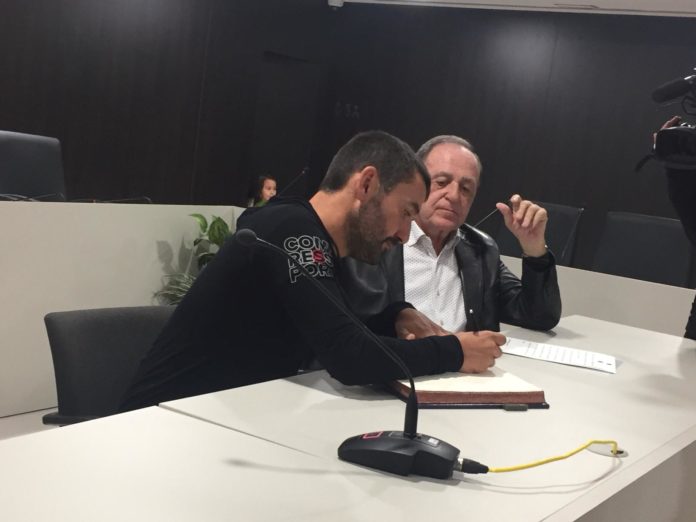Jordi Gamito firmant el llibre d'honor de Platja d'Aro Homenatge Jordi Gamito