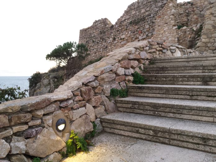 Camí de ronda, amb el castell de Sant Esteve al fons. Imatge de l'Ajuntament de Palamós