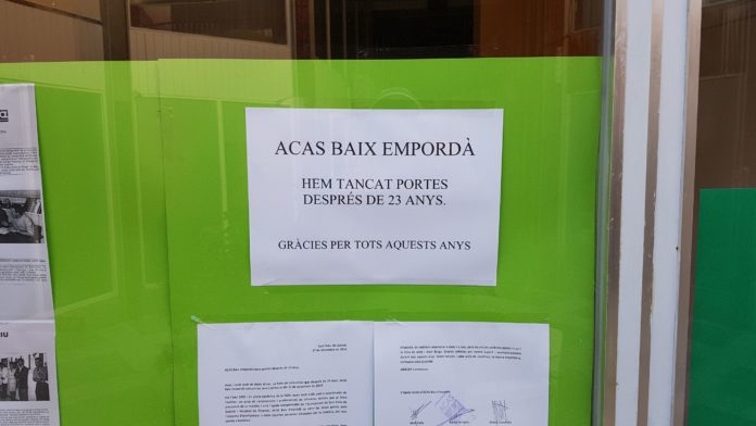 Cartell anunciant el tancament de l'ACAS al Baix Empordà | Imatge de Ràdio Sant Feliu
