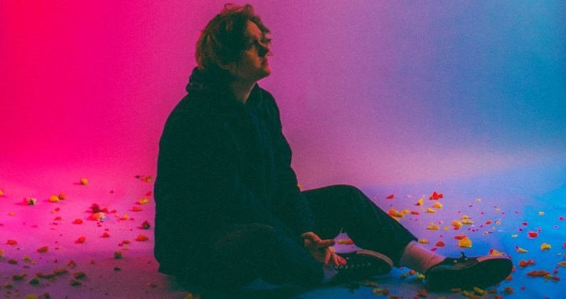 Lewis Capaldi suma 4 setmanes de lideratge al Regne Unit amb &lsquo;Someone you loved&rsquo;
