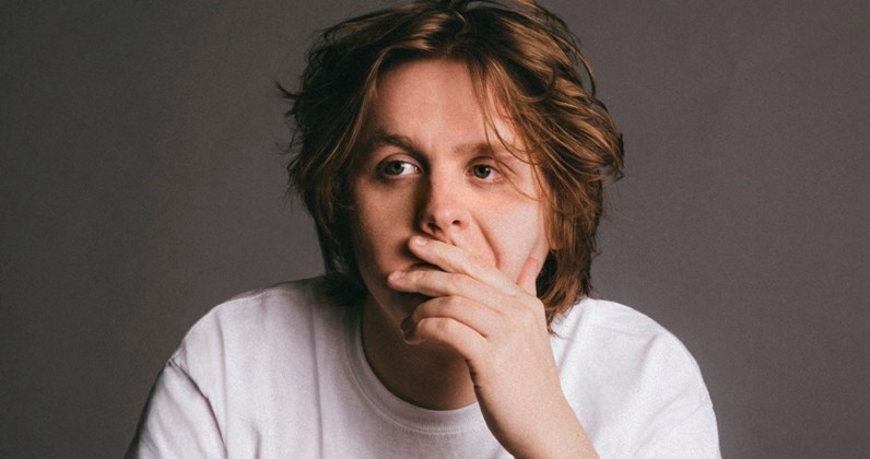 Lewis Capaldi se situa al n&uacute;mero 1 del Regne Unit amb &lsquo;Someone you loved&rsquo;