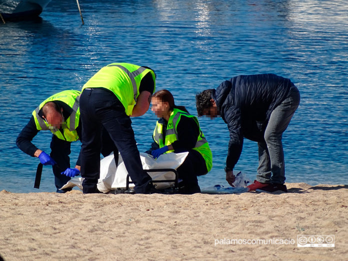 palamos_personaofegada Moment de l’aixecament del cadàver a la Platja Gran de Palamós | Imatge de Ràdio Palamós