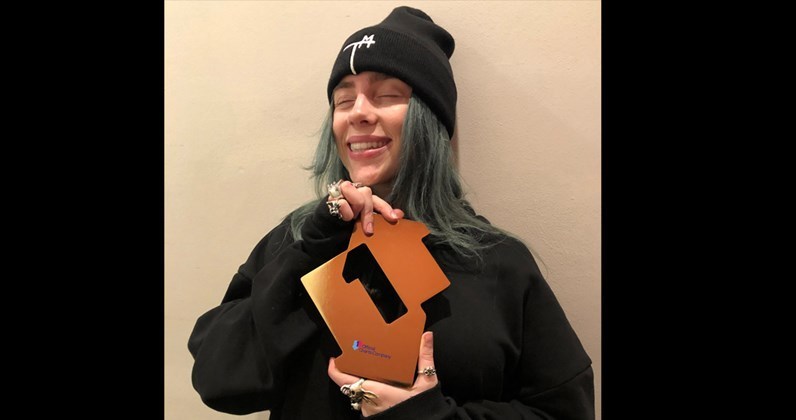 Billie Eilish es converteix en la debutant m&eacute;s jove en liderar la llista brit&agrave;nica