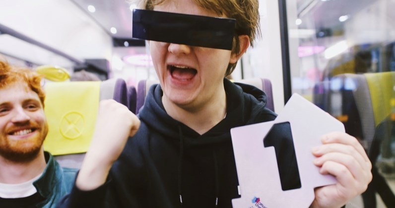 Lewis Capaldi supera per poc a Billie Eilish i lidera una sisena setmana