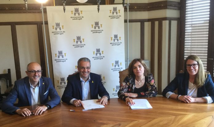 Albert Gómez, primer tinent d’alcalde de l’Ajuntament de Palafrugell; Josep Piferrer, alcalde de Palafrugell; Susanna Casademont, presidenta d’ACOPA, i Verònica Serralvo, gerent durant la firma del nou conveni | Imatge de l'Ajuntament de Palafrugell