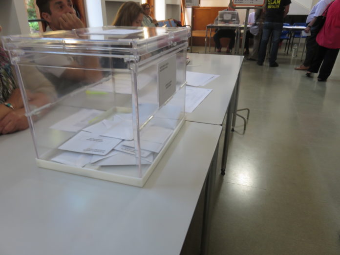 Mesa_electoral_Begur_2015_02