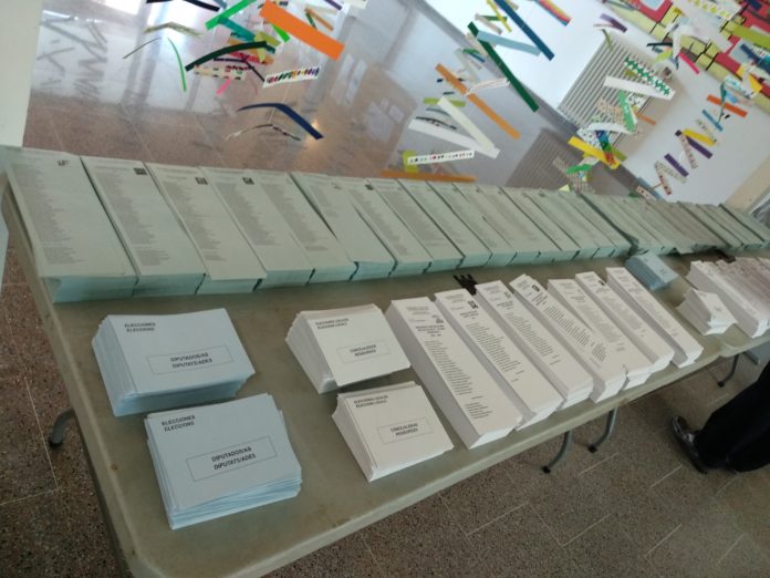 Paperetes de les eleccions municipals i europees 2019 en un col·legi electoral de Palafrugell