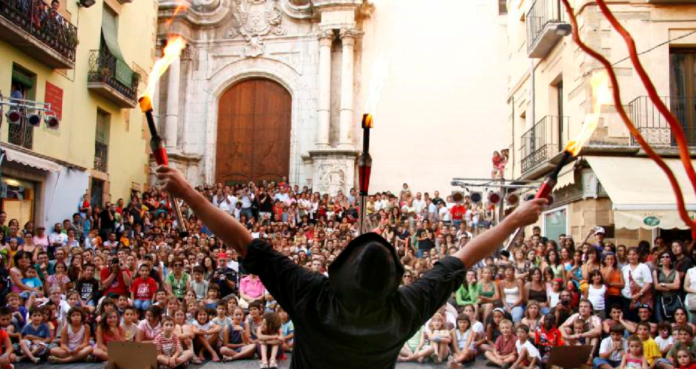 Fira del circ al carrer de la Bisbal d'Empordà