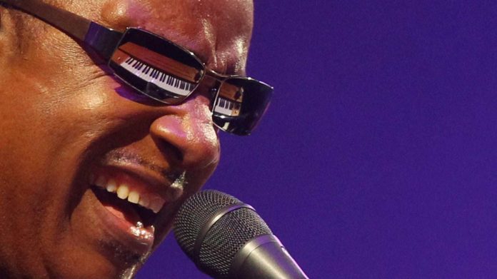 stevie-wonder-anuncia-durant-un-concert-que-li-han-de-fer-un-trasplantament-de-ronyo