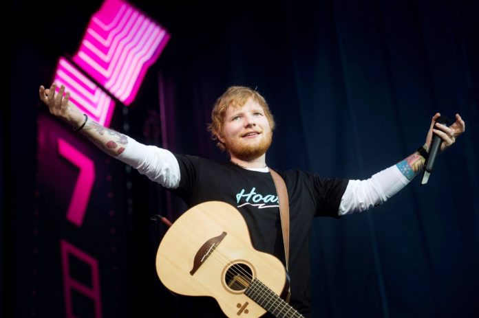 apareix-una-estatua-gegant-d’ed-sheeran-a-moscou