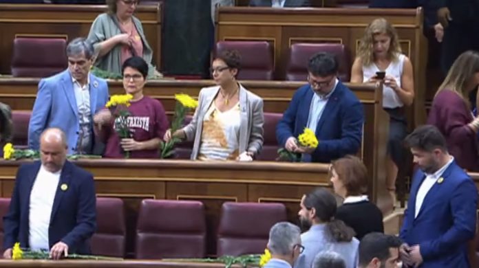 Montse Bassa i els membres d'ERC al Congrés dels Diputats amb flors grogues pels líders independentistes empresonats | Imatge del Congrés
