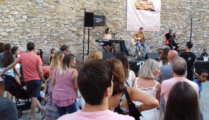 privat:-david-busquets-estrena-la-placa-de-la-vila-de-begur-com-a-nou-espai-del-festival