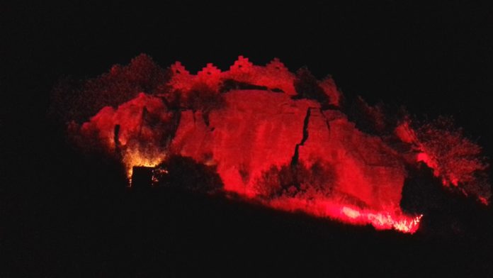 privat:-el-castell-de-begur-s’illumina-de-vermell-en-record-de-la-“bailaora”-carmen-amaya