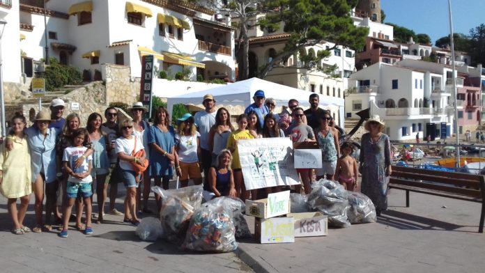 privat:-retiren-en-una-hora-un-quilo-de-burilles-de-la-platja-de-sa-tuna,-a-begur