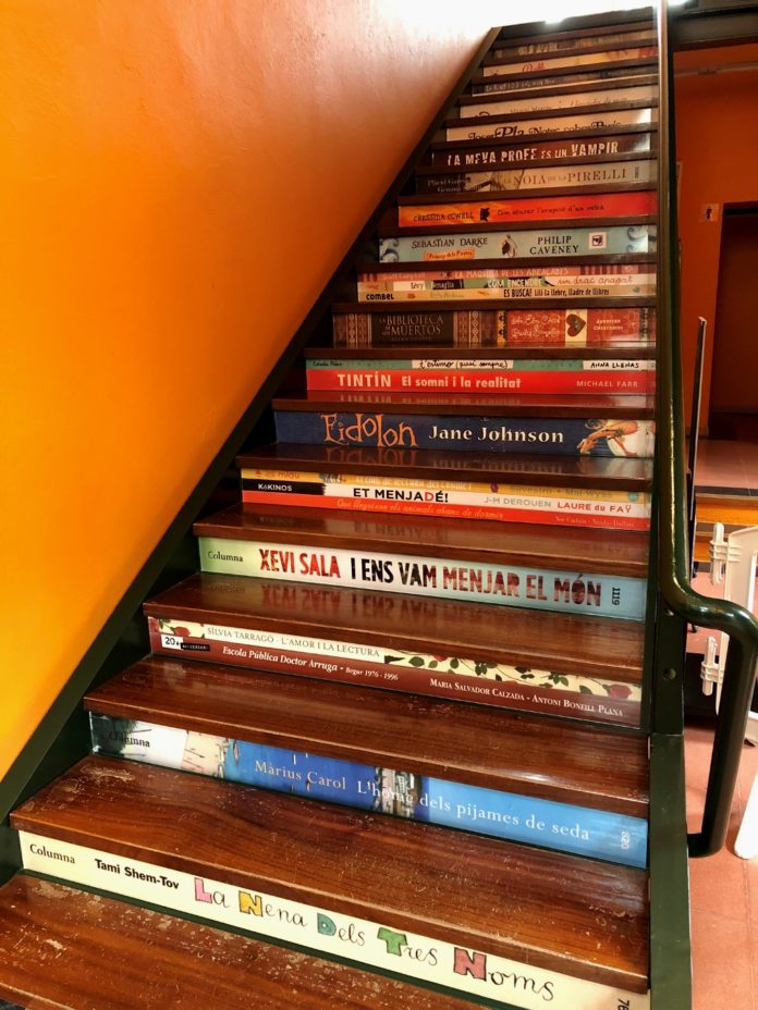 privat:-omplen-de-llibres-les-escales-d’acces-a-la-biblioteca-municipal-de-begur privat:-omplen-de-llibres-les-escales-d’acces-a-la-biblioteca-municipal-de-begur