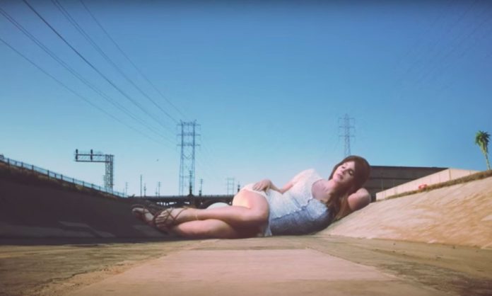 una-gegant-lana-del-rey-es-passeja-per-los-angeles-en-el-video-de-‘doin’-time’