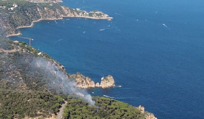 Incendi forestal a Sant Feliu de Guíxols | Imatge dels Bombers de la Generalitat