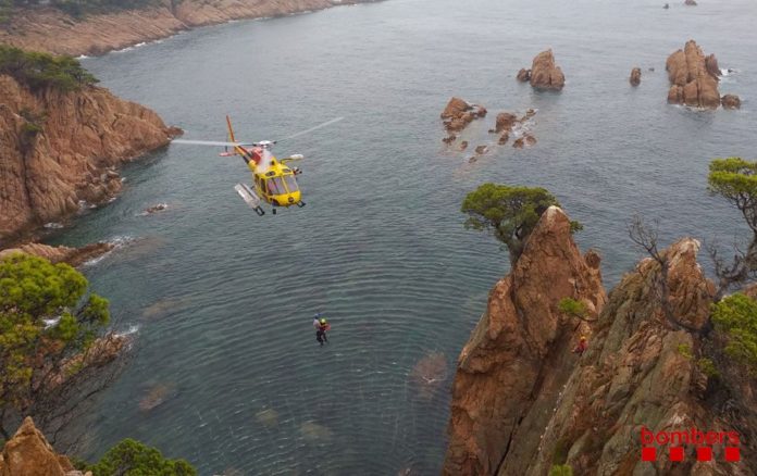 Moment del rescat amb helicòpter a la Via Ferrata de Sant Feliu de Guíxols | Imatge dels Bombers de la Generalitat