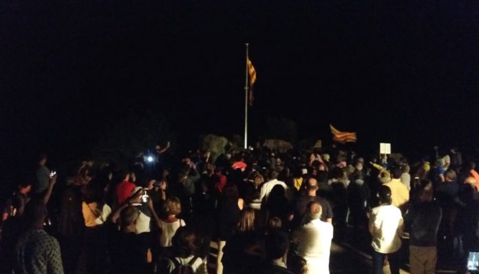 privat:-pujada-amb-torxes-al-castell-de-begur-per-celebrar-la-diada