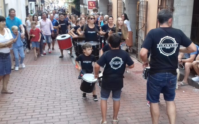 privat:-santa-reparada-porta-la-platja-al-centre-de-begur-per-fer-skate-i-surf