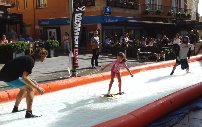 privat:-la-placa-de-la-vila-de-begur-es-converteix-en-una-platja-de-surf privat:-la-placa-de-la-vila-de-begur-es-converteix-en-una-platja-de-surf